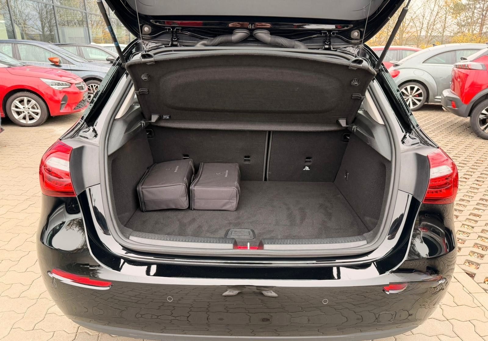 Mercedes-Benz A 250e 1.3L Hybrid SHZ NAV CARPLAY foto 14