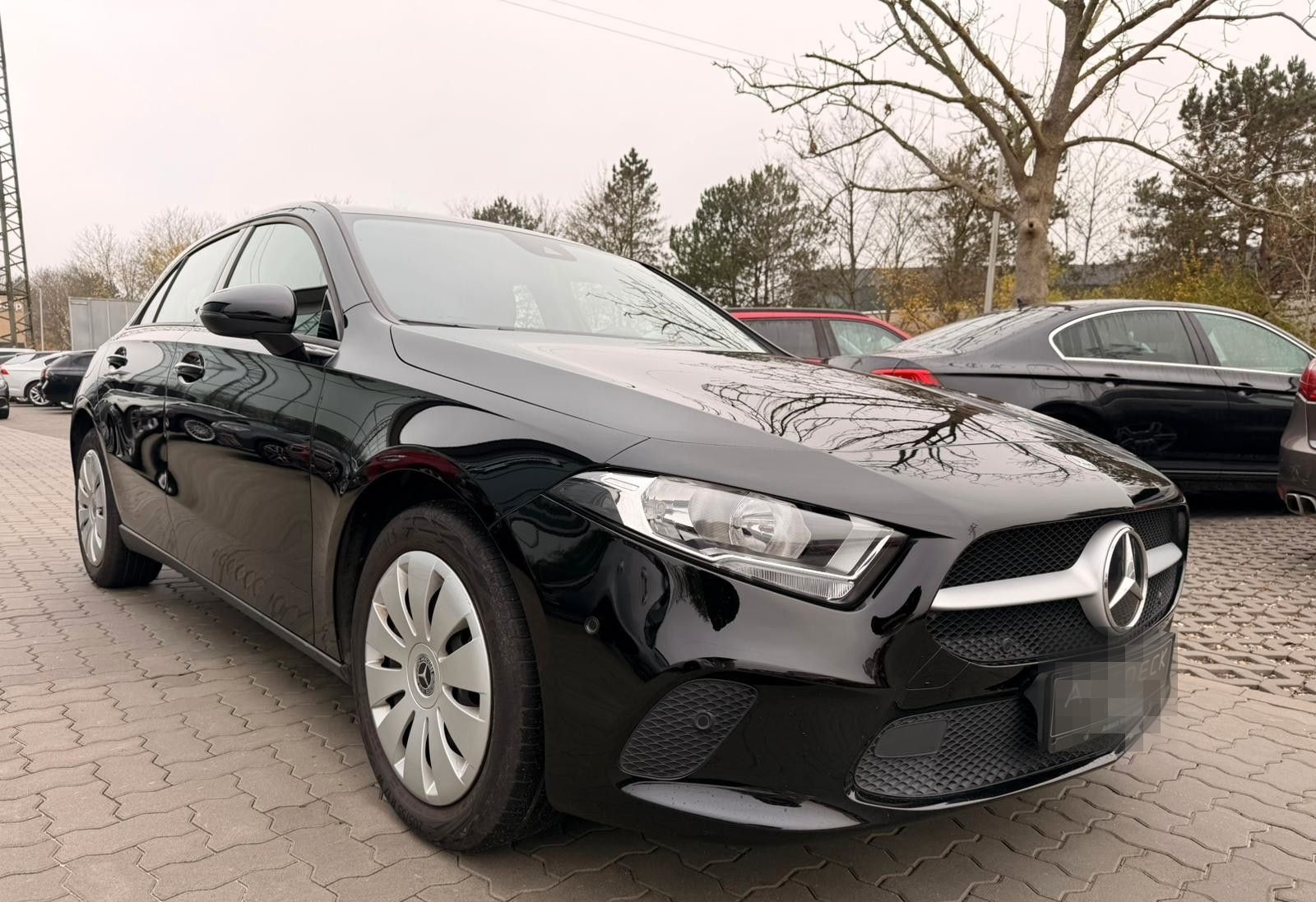 Mercedes-Benz A 250e 1.3L Hybrid SHZ NAV CARPLAY foto 3