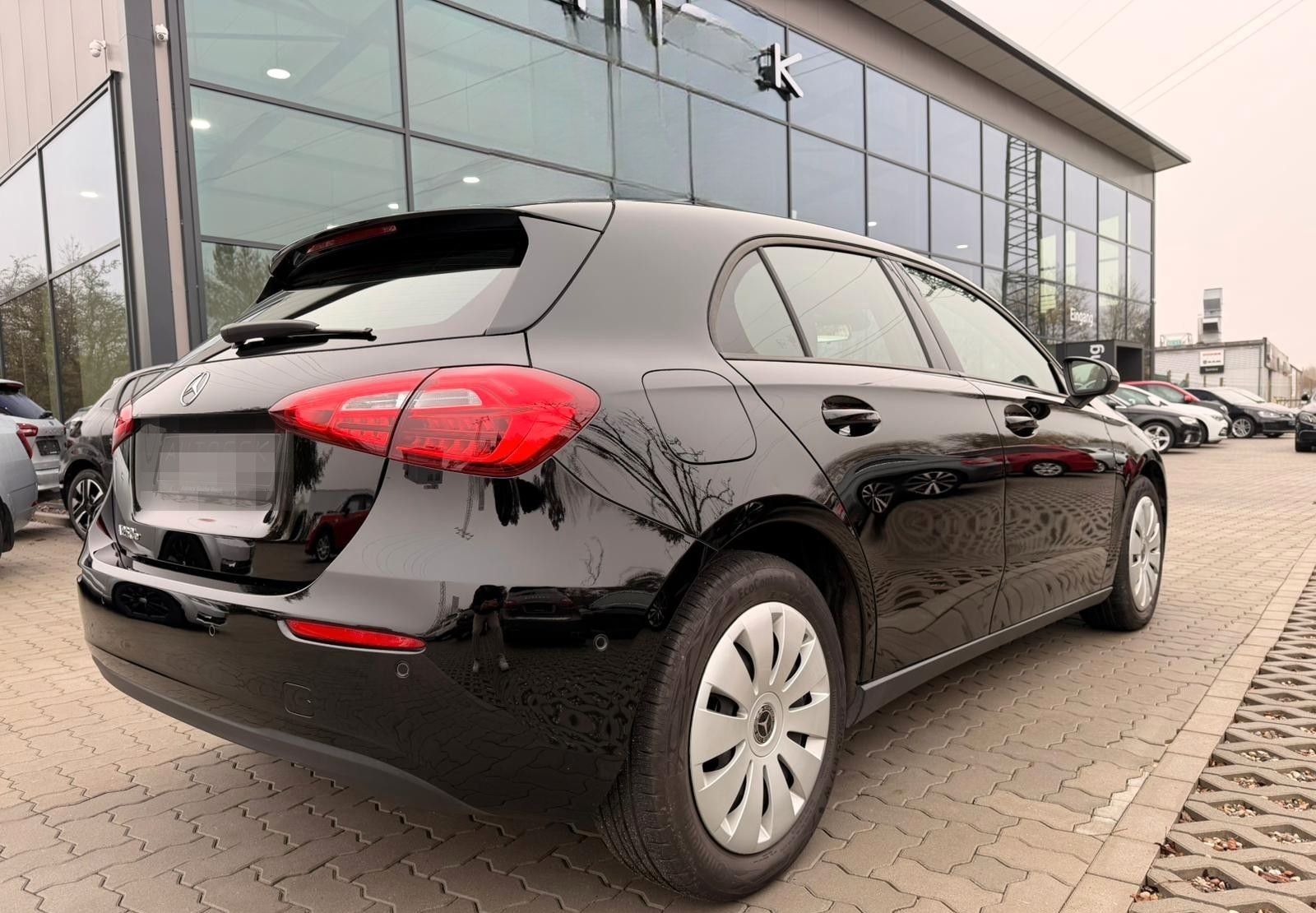 Mercedes-Benz A 250e 1.3L Hybrid SHZ NAV CARPLAY foto 4