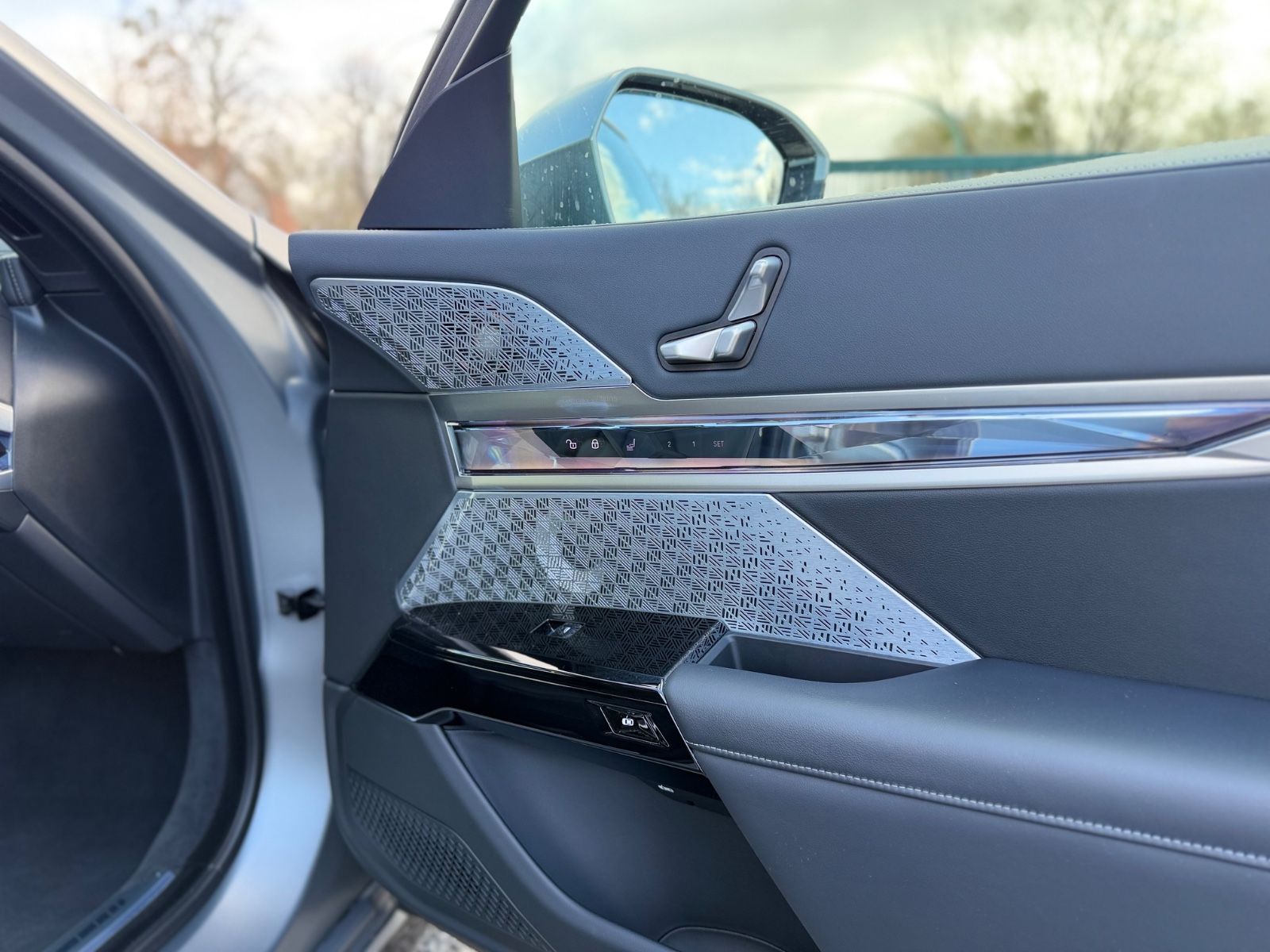 BMW 740 d xDrive M Sport+LED+PANO+LEDER+B&W+STAND foto 18