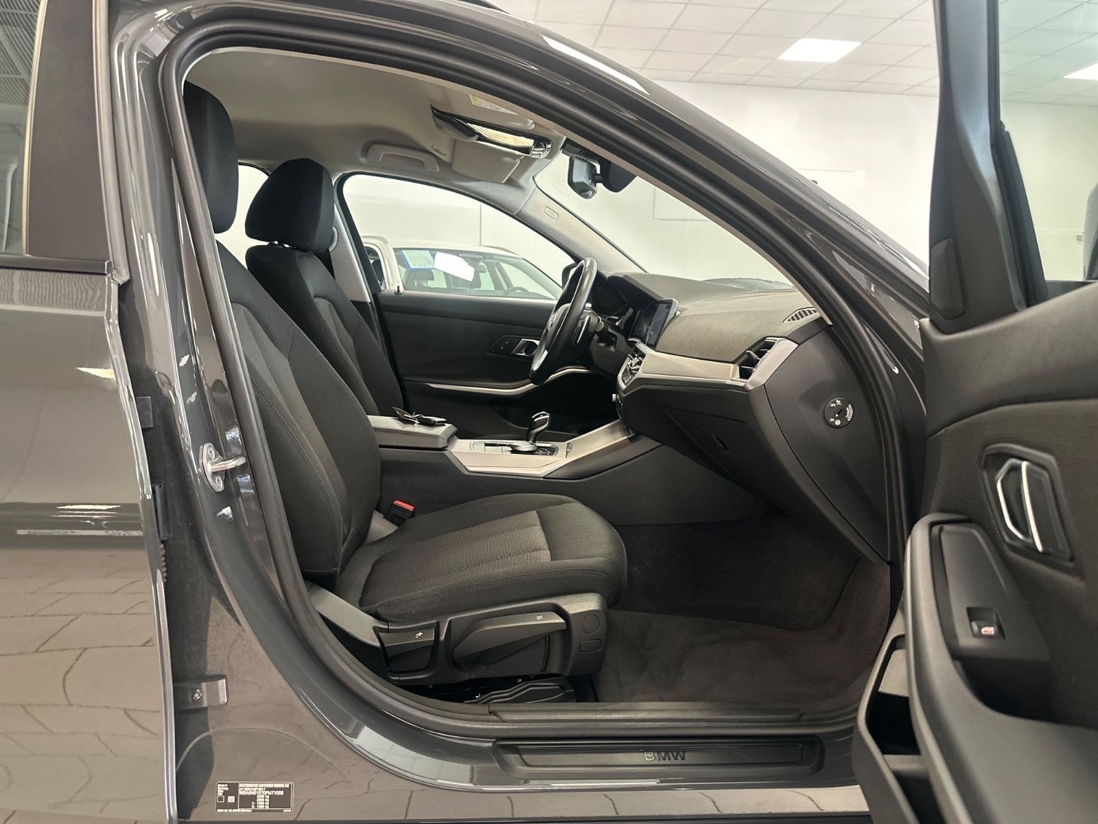 BMW 320e Advantage SAG/Navi/ParkAss/Tempomat/Hi-Fi foto 24