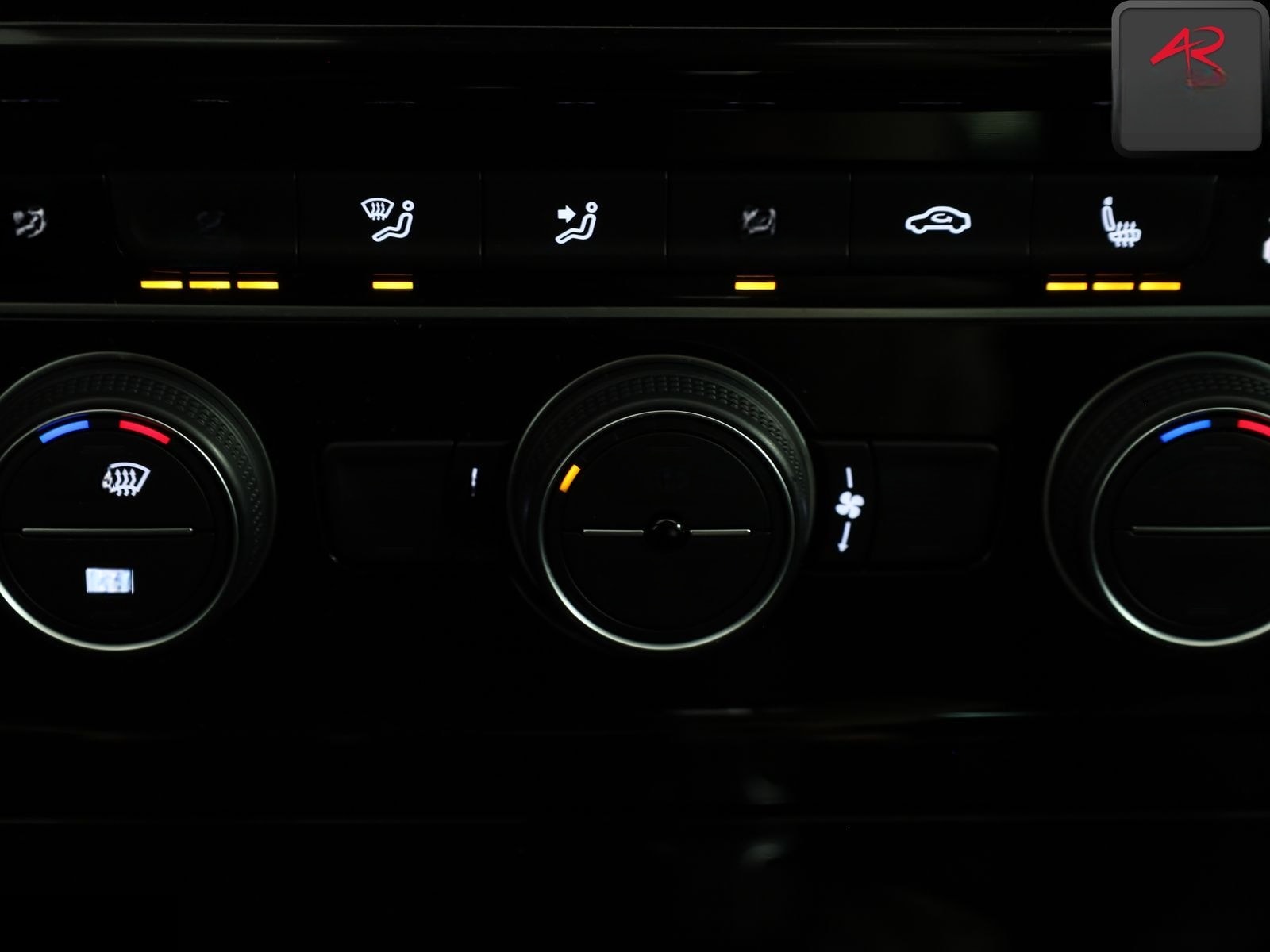 Volkswagen Golf VII 1.5 TSI R LINE PANORAMA,1.HAND,AMBIENTE foto 18