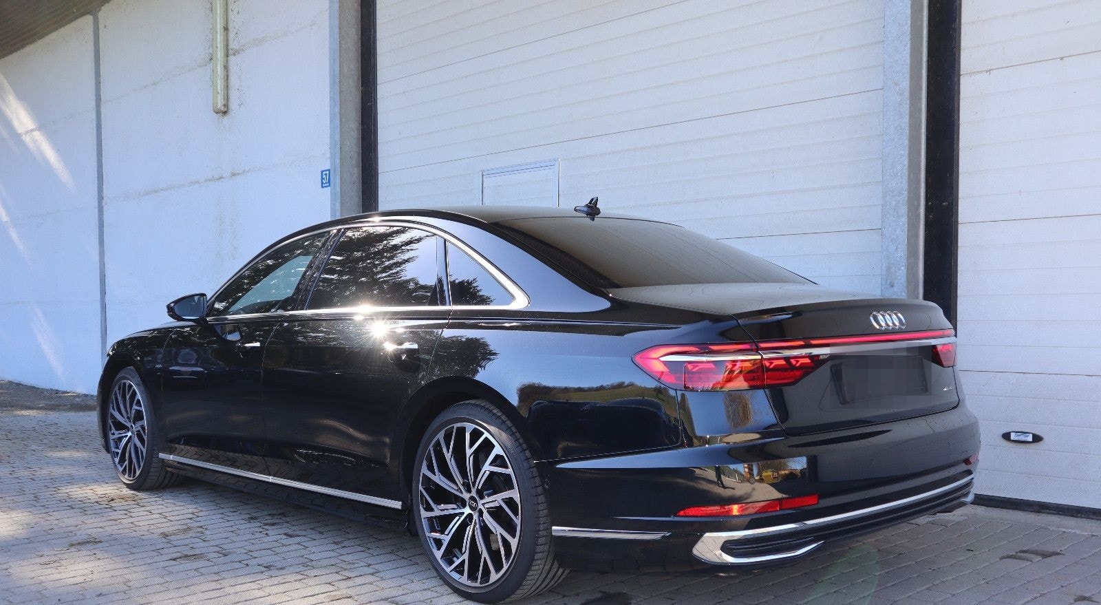Audi A8L 60 TFSI V8 lang exclusive / *SCHWARZ-COGNAC* foto 12