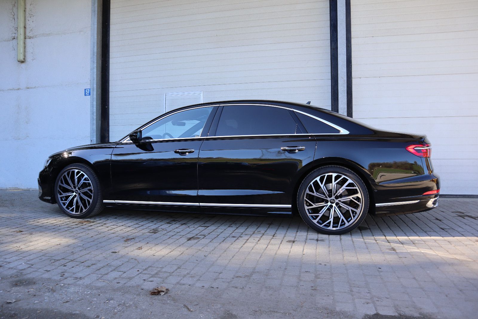 Audi A8L 60 TFSI V8 lang exclusive / *SCHWARZ-COGNAC* foto 14