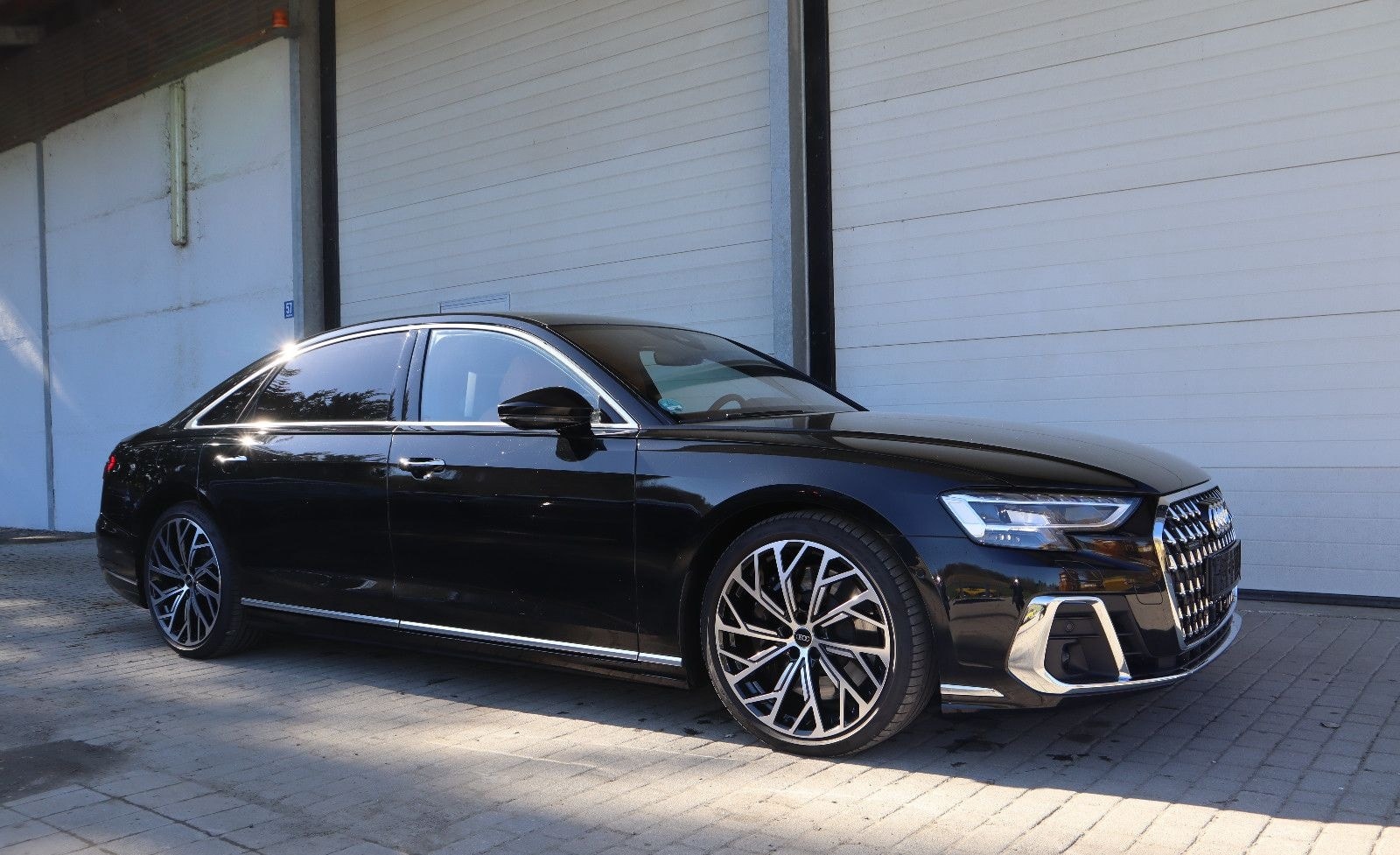 Audi A8L 60 TFSI V8 lang exclusive / *SCHWARZ-COGNAC* foto 4