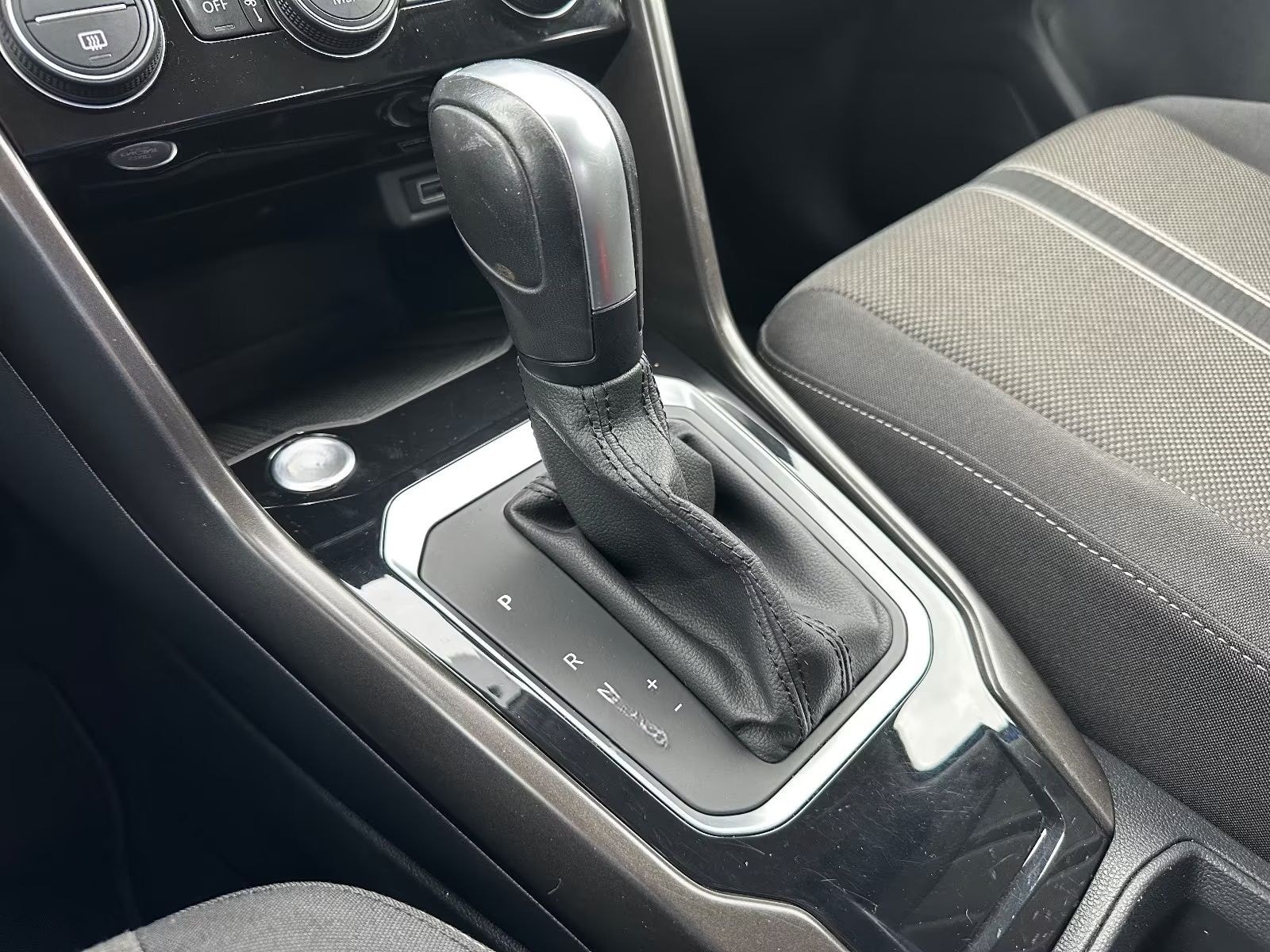 Volkswagen T-Roc 1,5 R-Line 1.HAND Virt KEY 19" ACC CarPlay foto 22