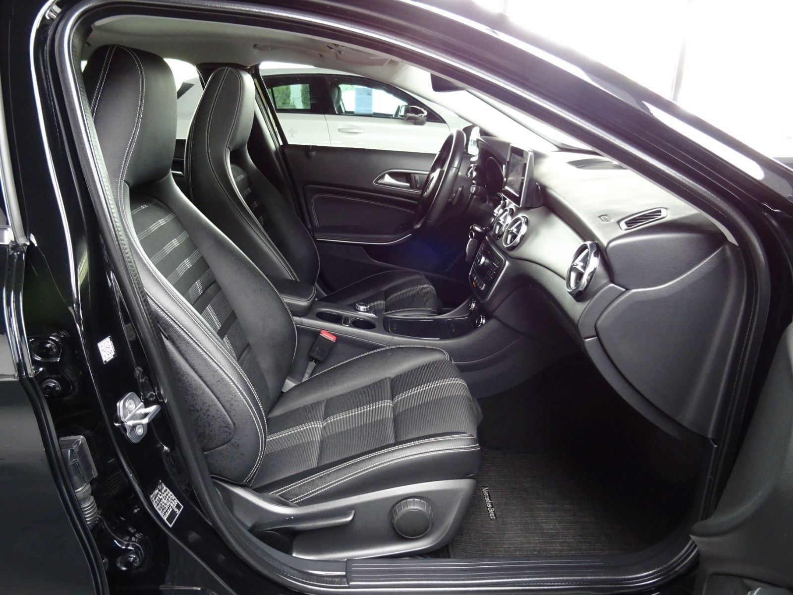 Mercedes-Benz GLA 200 Urban/ Autom./ Navi/ LED/ PDC/ AHK/ Pano foto 12