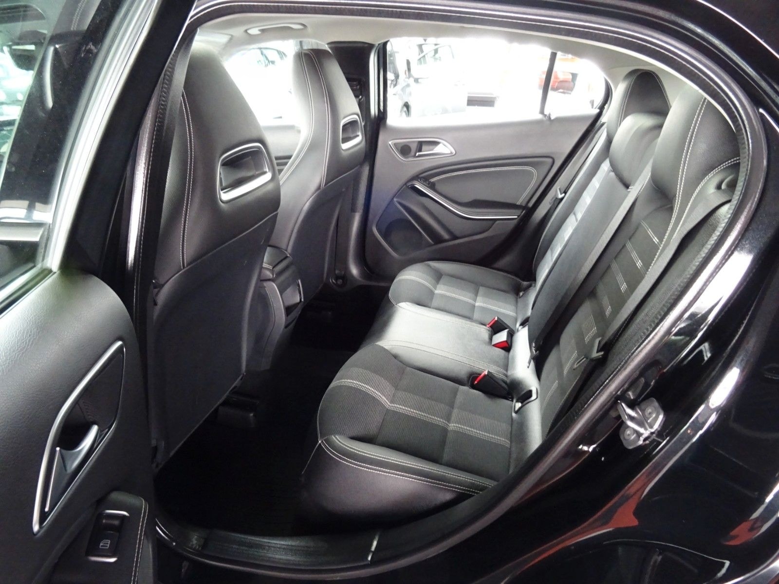 Mercedes-Benz GLA 200 Urban/ Autom./ Navi/ LED/ PDC/ AHK/ Pano foto 13