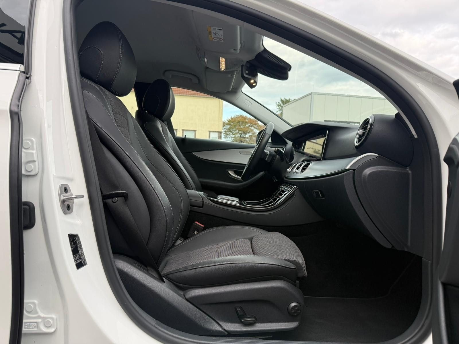 Mercedes-Benz E200 LIMOUSINE TOTWINKEL WIDESCREEN AVANTGARDE foto 17