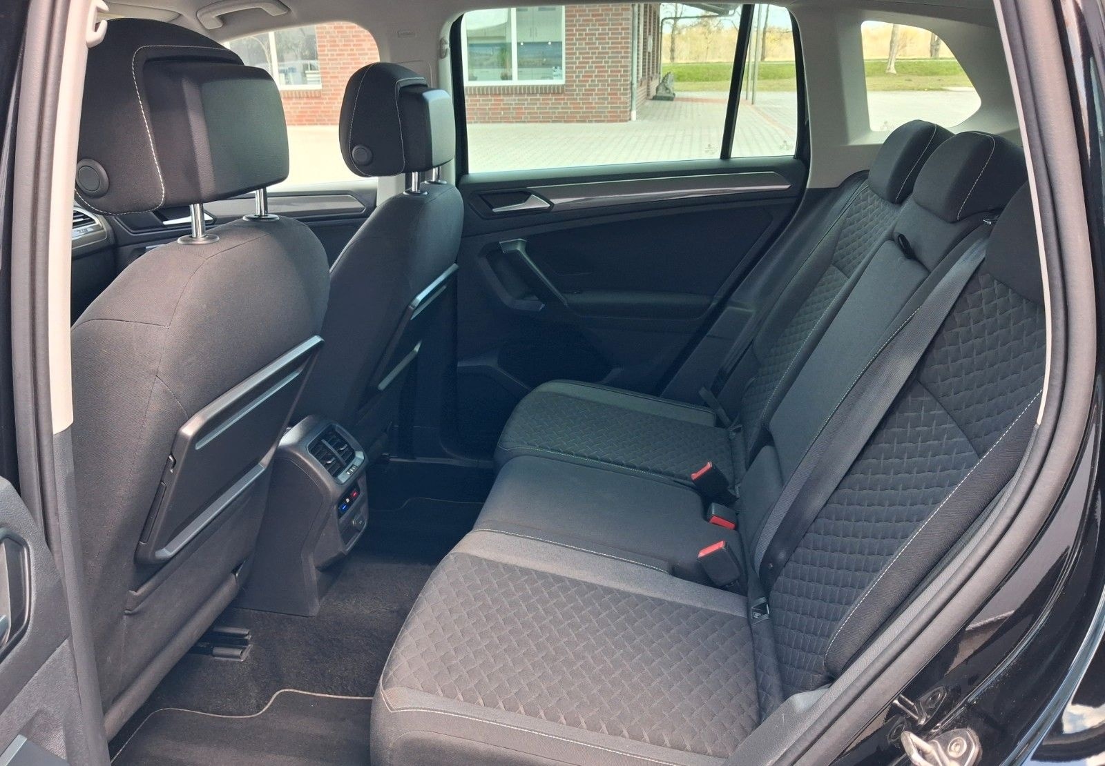 Volkswagen Tiguan * R Line* AHK*DSG* Navi* foto 18