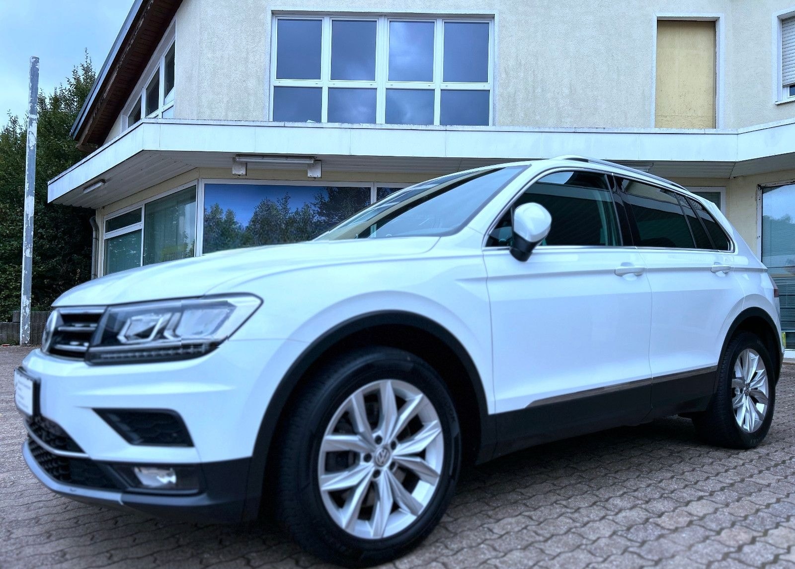 Volkswagen Tiguan 2.0 TSI 4MOTION Aut. Navi LED Alu Tüv NEU foto 2