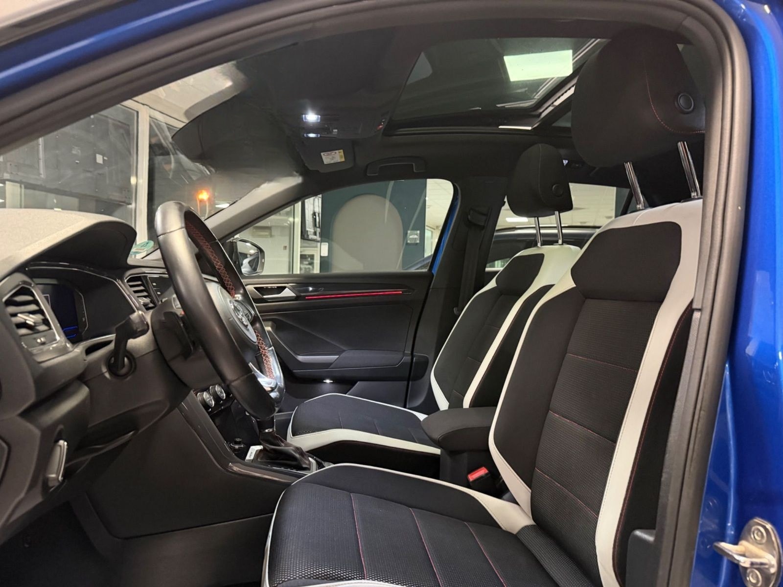 Volkswagen T-Roc 2.0 Sport 4M 1.Hand ACC PANO LED CAM DSG foto 21