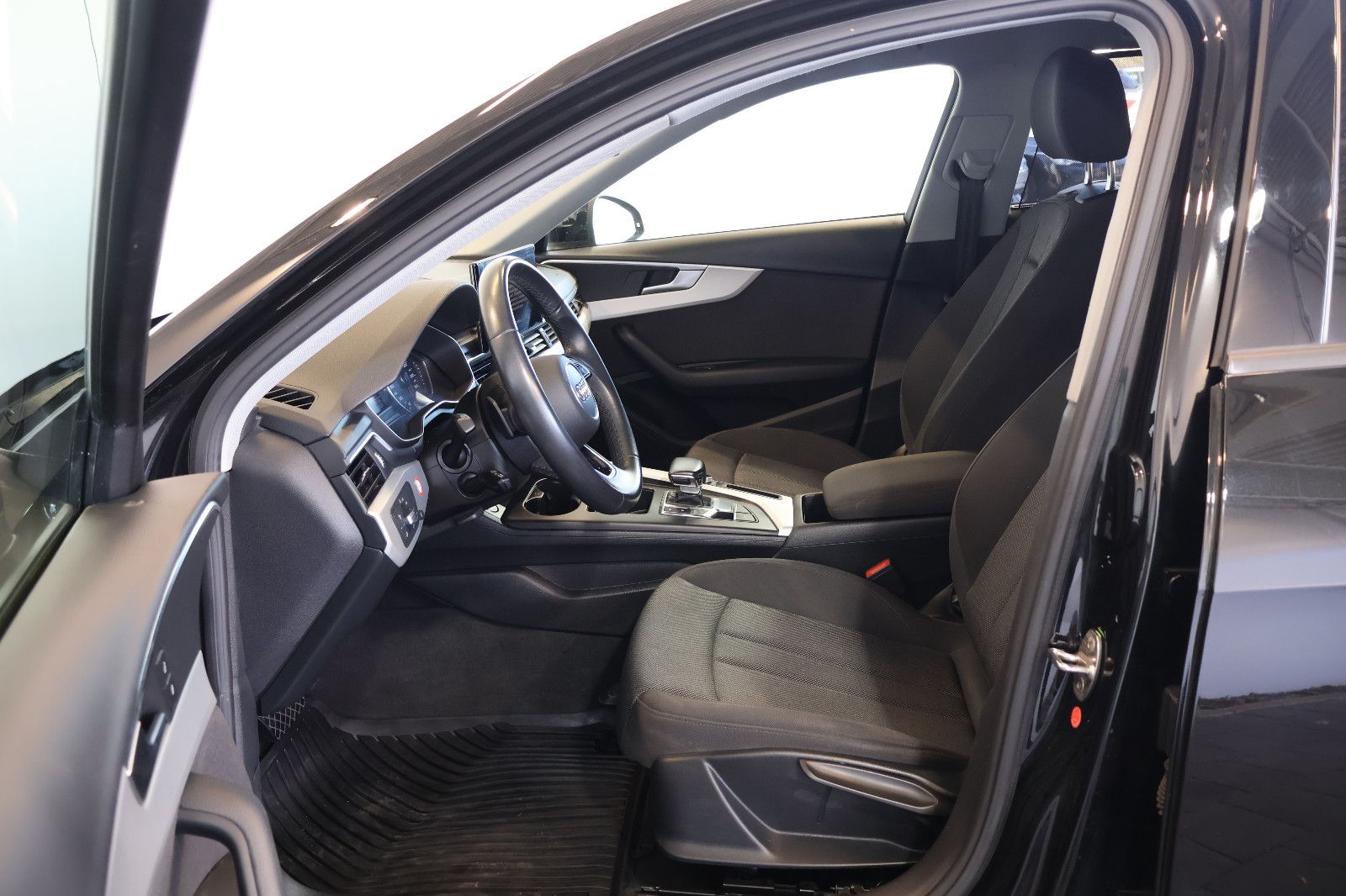 Audi A4 Avant 35 TFSI CARPLAY+FRONT+KEY+LED+17" foto 10