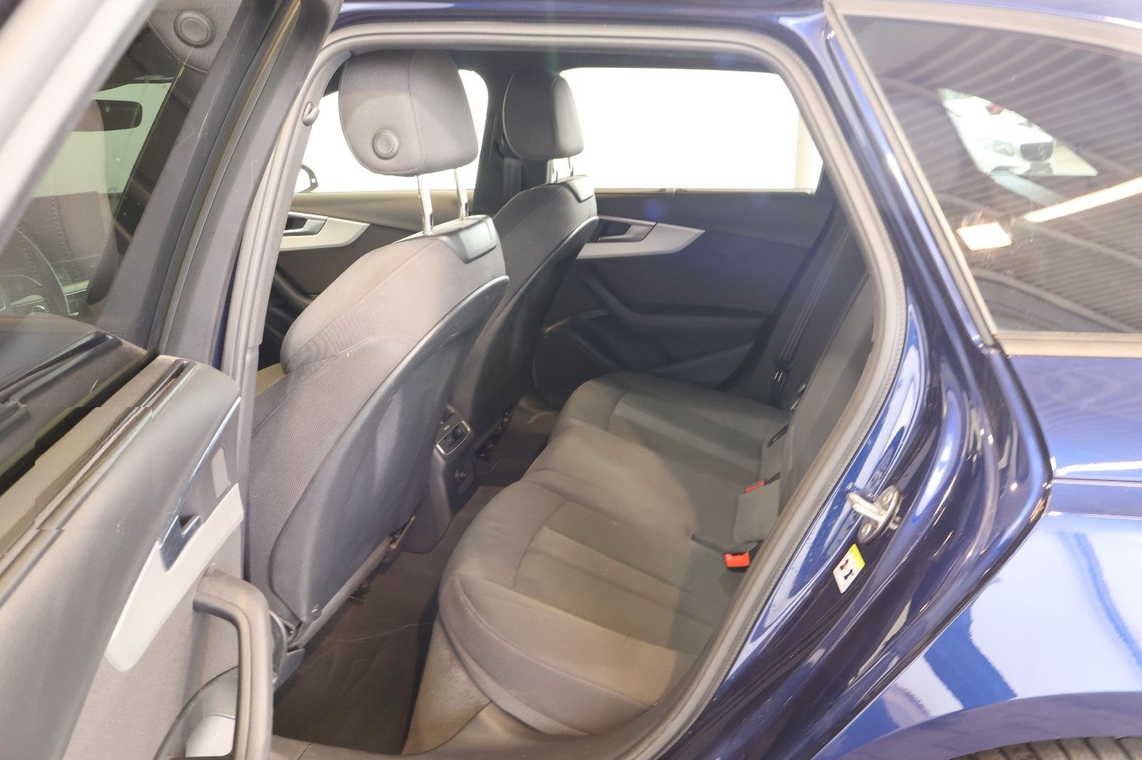 Audi A4 35 TDI NAVI+LANE+LED+AMBIENT+ALU+AHK foto 11