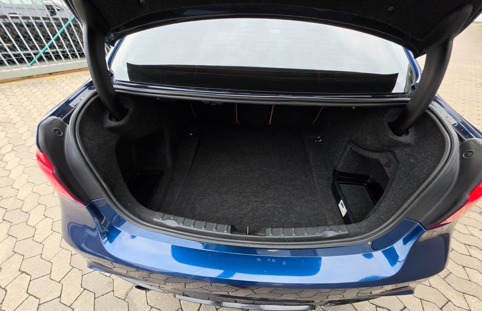 BMW 320i xDrive M Sport*Carbon*LED*Alcantara Dachhim foto 17