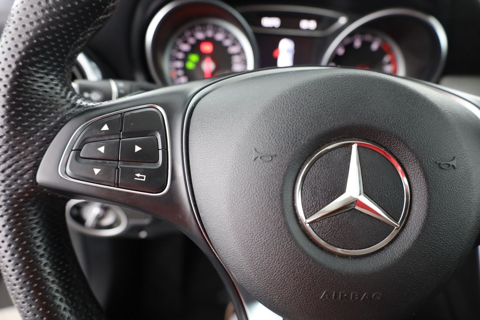 Mercedes-Benz GLA 180 LED Navi Sitzheizung Teilleder PDC ACC foto 15