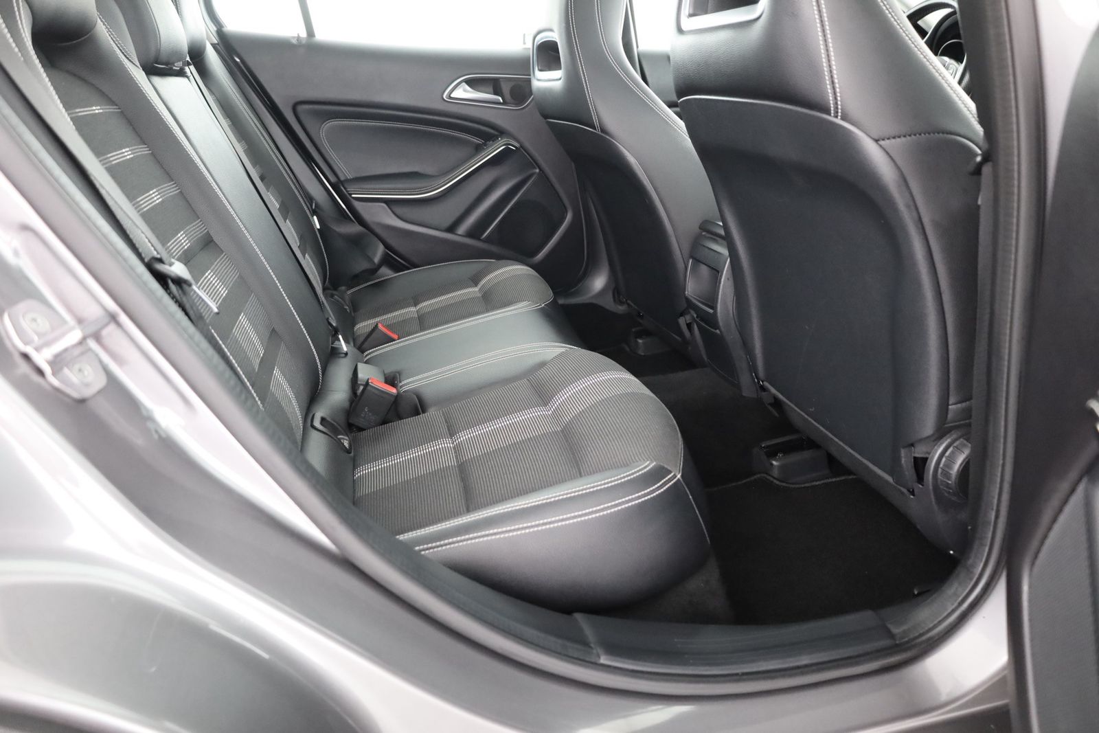 Mercedes-Benz GLA 180 LED Navi Sitzheizung Teilleder PDC ACC foto 25