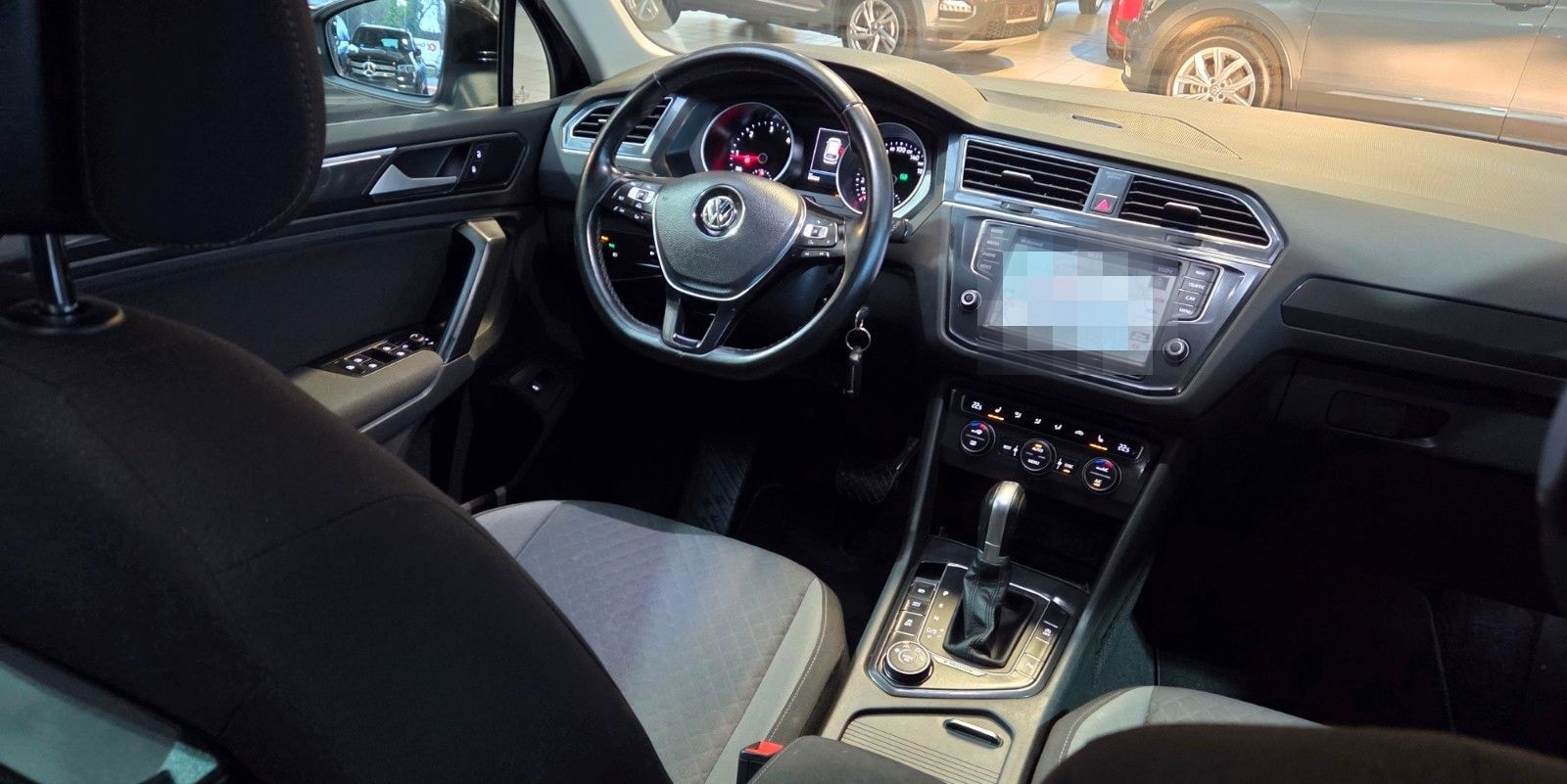Volkswagen Tiguan 2.0TDI-4X4-AUTOM+AHK+KLIMAUTOM+NAV+1HAND foto 16