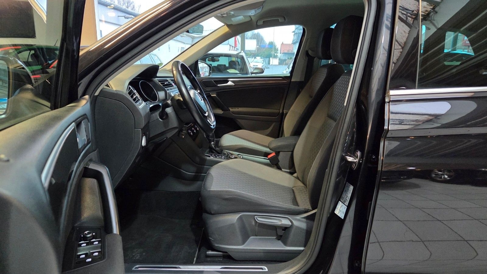 Volkswagen Tiguan 2.0TDI-4X4-AUTOM+AHK+KLIMAUTOM+NAV+1HAND foto 20