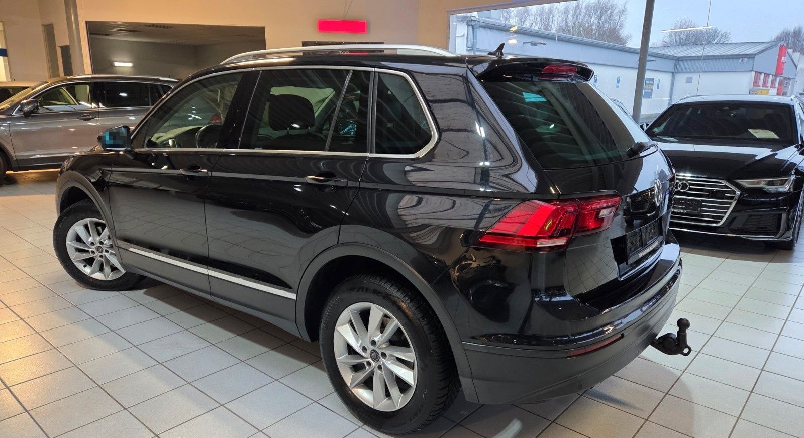 Volkswagen Tiguan 2.0TDI-4X4-AUTOM+AHK+KLIMAUTOM+NAV+1HAND foto 3