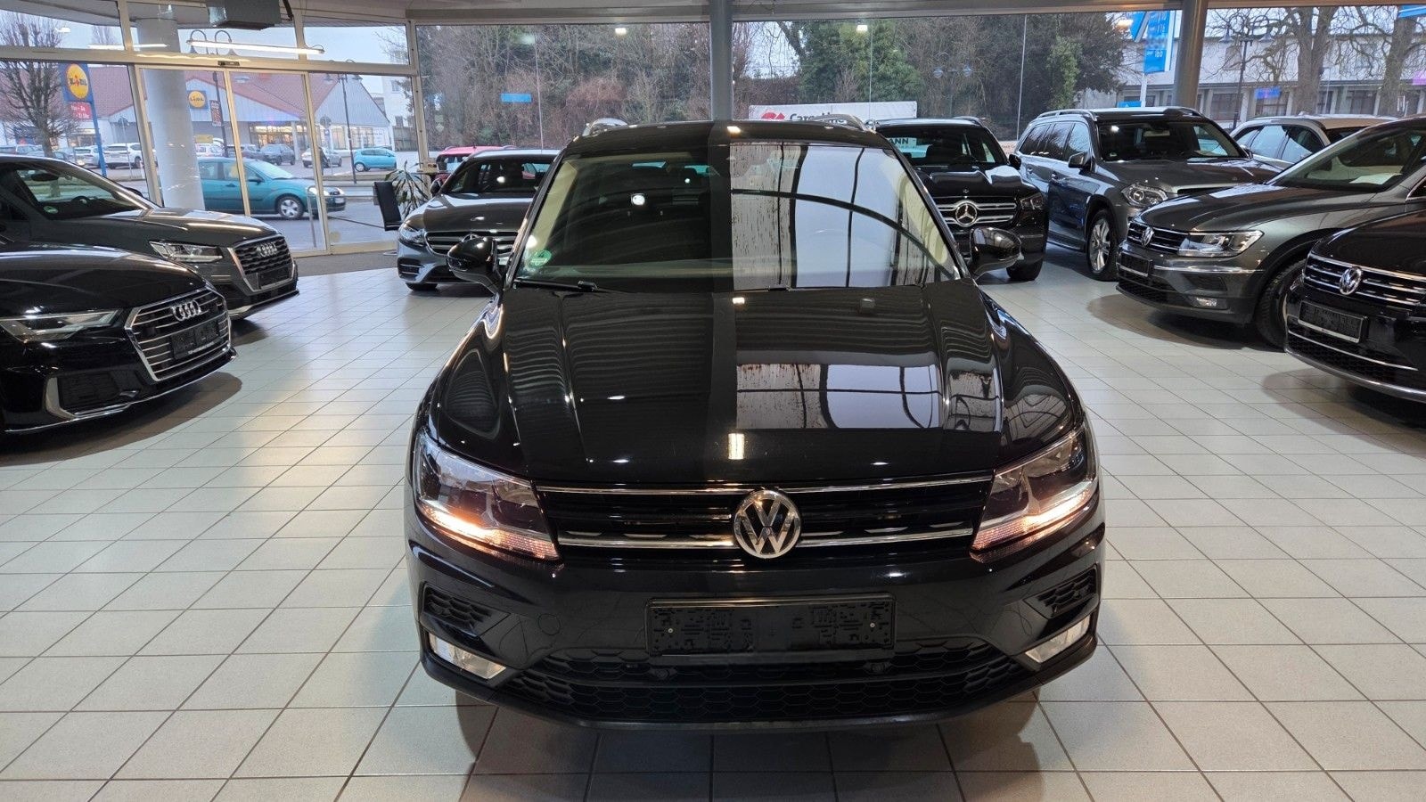 Volkswagen Tiguan 2.0TDI-4X4-AUTOM+AHK+KLIMAUTOM+NAV+1HAND foto 5
