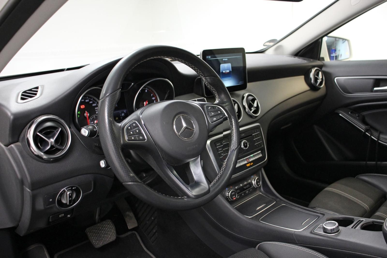 Mercedes-Benz GLA 200 Aut. PANO NAVI AHK TOTWINK. LED SHZ 2.HD foto 7