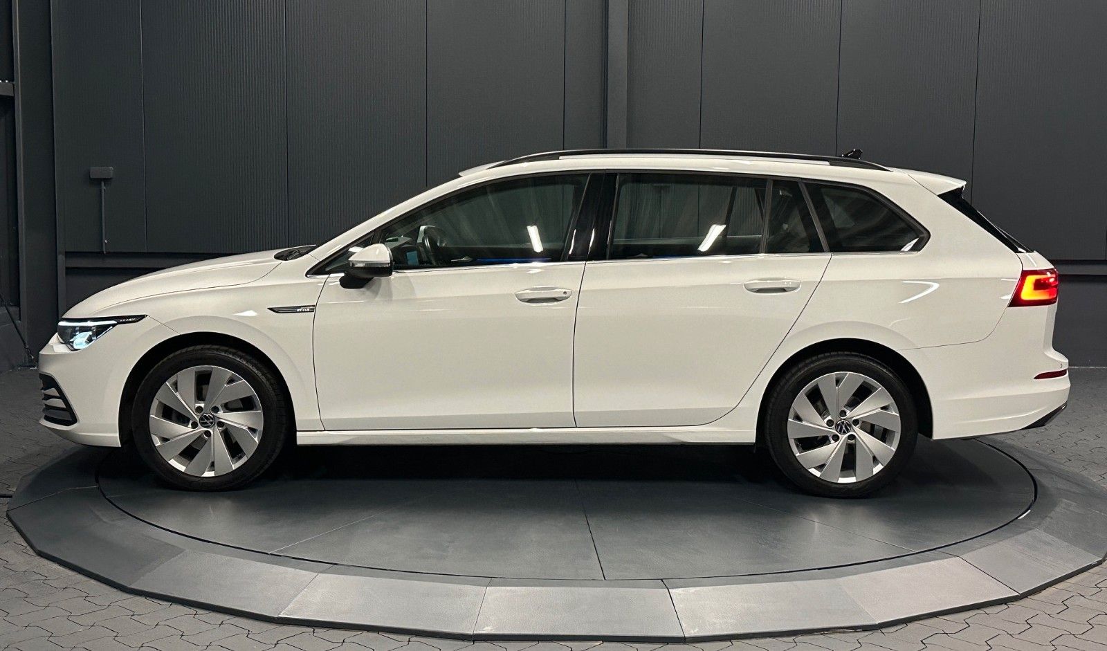 Volkswagen Golf Variant 1.5 eTSI Style *Standhzg*AHK*H&K*IQ foto 4