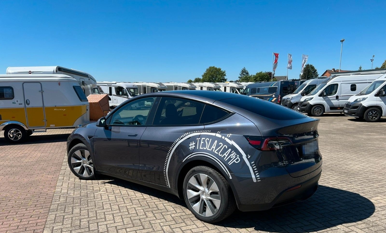 Tesla Model Y 2023 Europe Standard Range foto 2