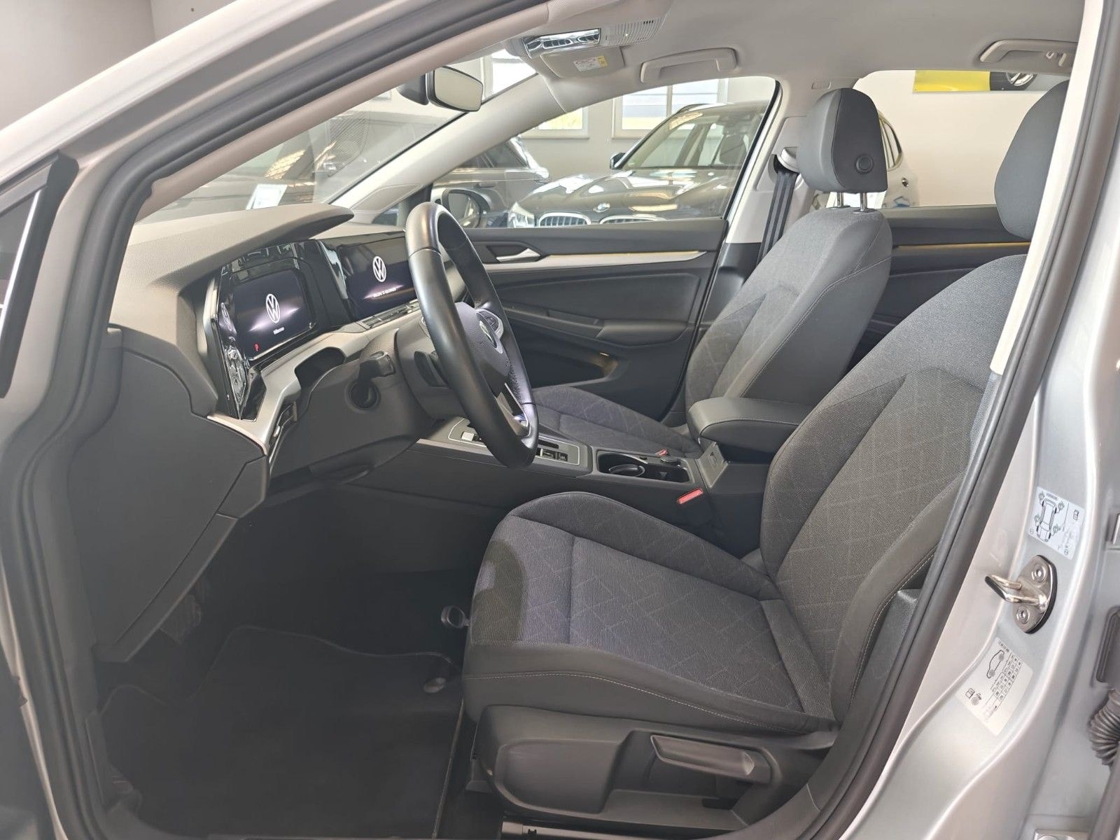 Volkswagen Golf VIII Lim. Life eTSI* Mild-Hybrid * foto 11