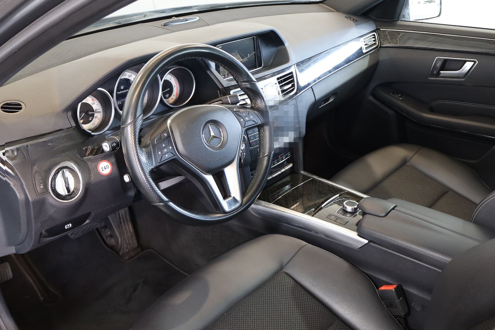 Mercedes-Benz E 220 4Matic Avantgarde COMAND+ILS+18"+AHK foto 8