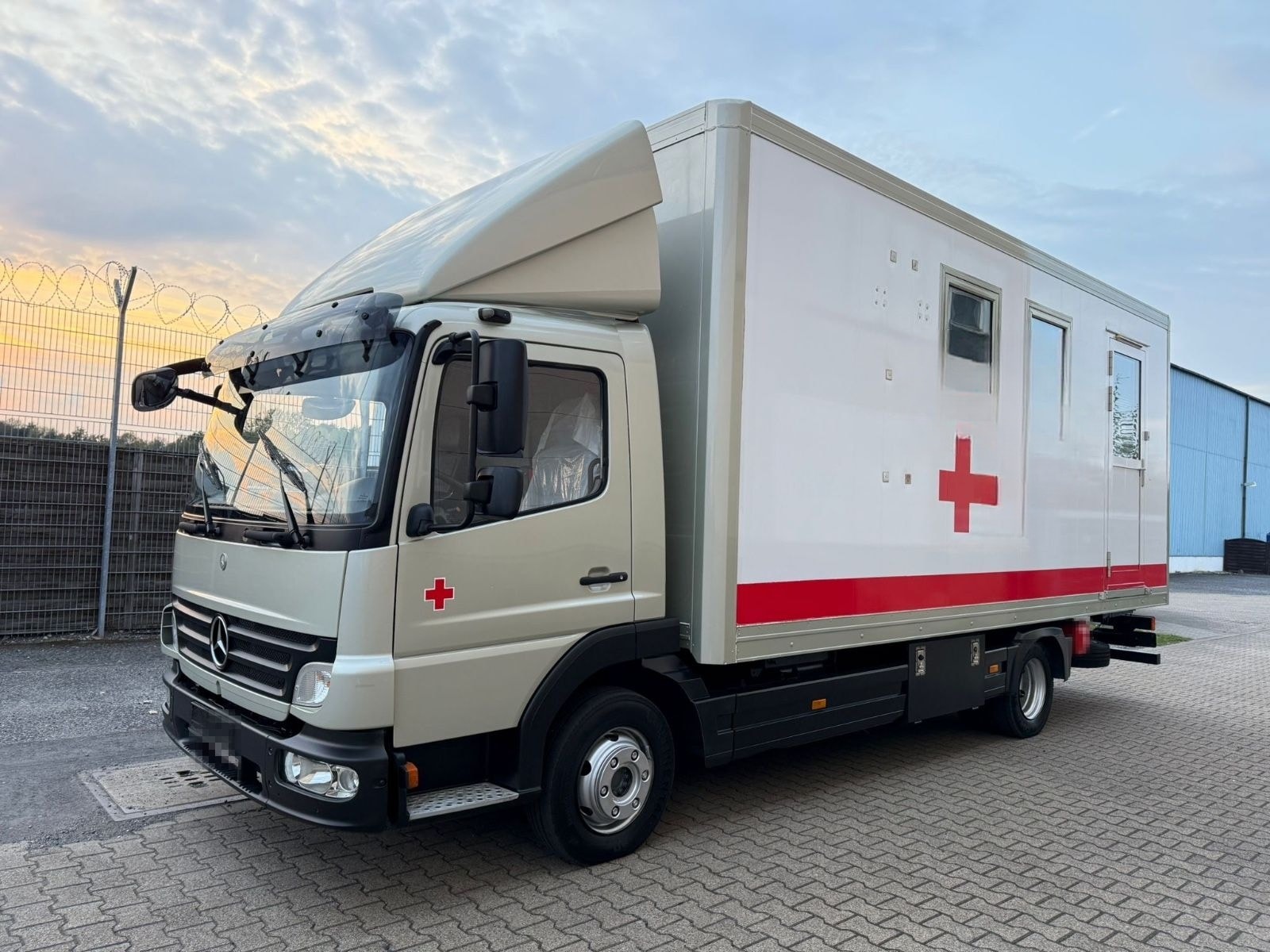 Mercedes-Benz Atego 816 *WOHNMOBIL*RÖNTGENMOBIL*CAMPER*UNIKAT* foto 2