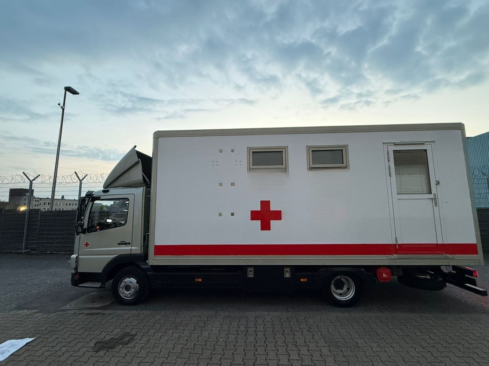 Mercedes-Benz Atego 816 *WOHNMOBIL*RÖNTGENMOBIL*CAMPER*UNIKAT* foto 3