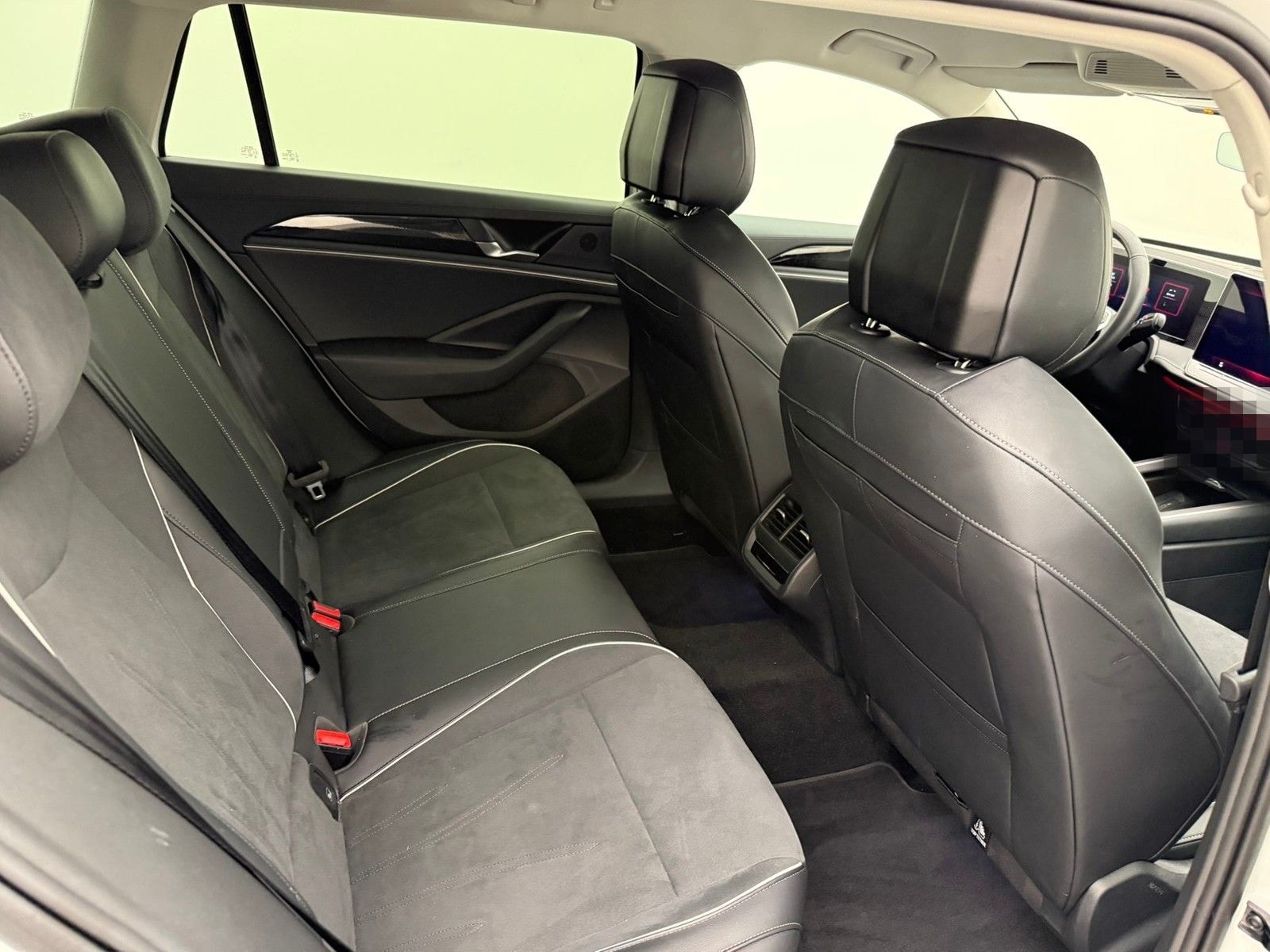 Volkswagen Passat Variant PA 1.5 eHybrid Business HeadAHK foto 12