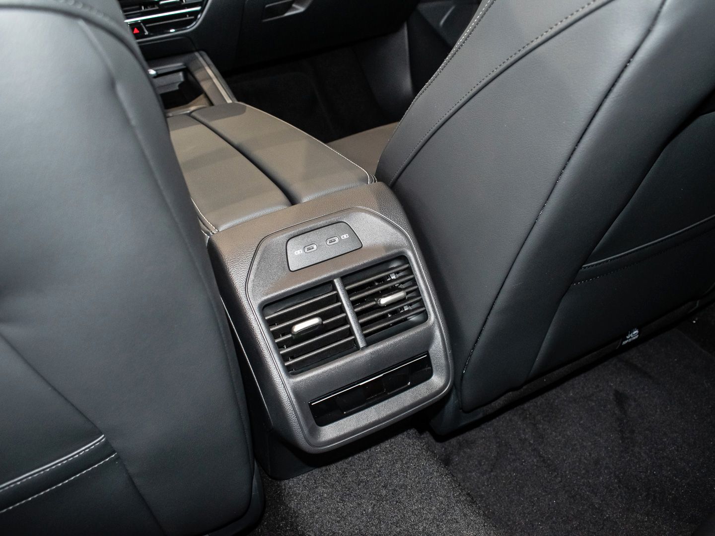 Volkswagen Passat Business 1.5 l eTSI OPF DSG NAVI/PANO foto 14