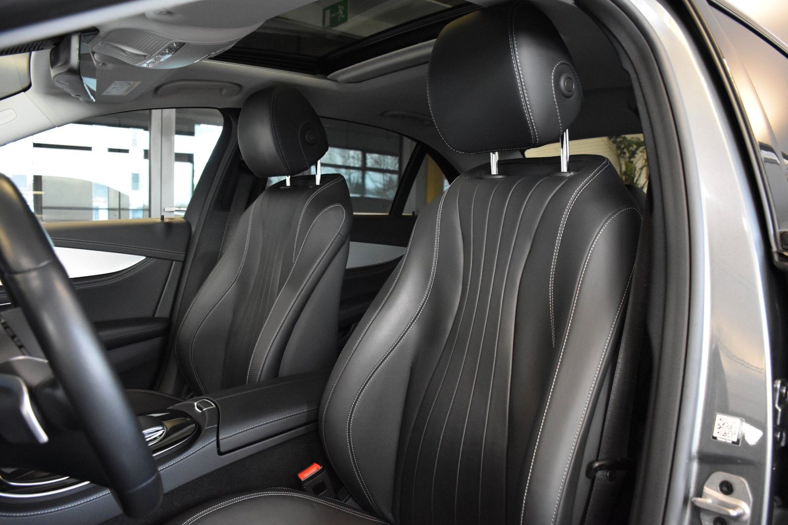 Mercedes-Benz E 220 D 9G EXCLUSIVE"LEDER"360°-KAMERA"ESD"AHK" foto 15