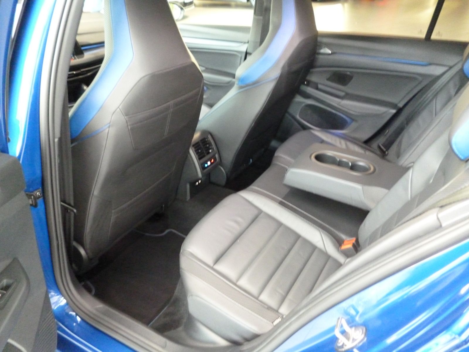 Volkswagen Golf VIII Variant R 4M 2,0 TSI/DSG*BLACK STYLE*M foto 8