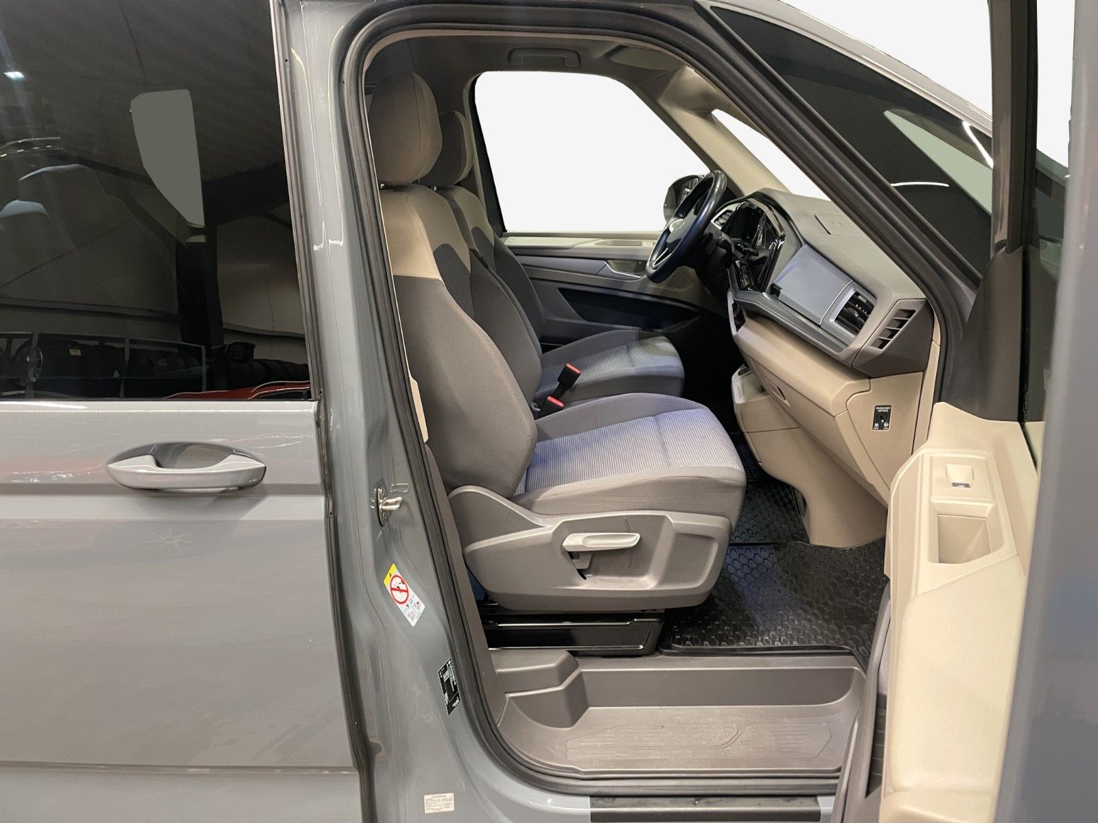 Volkswagen T7 Multivan Basis LED QI SHZ MFL Navi DAB foto 9