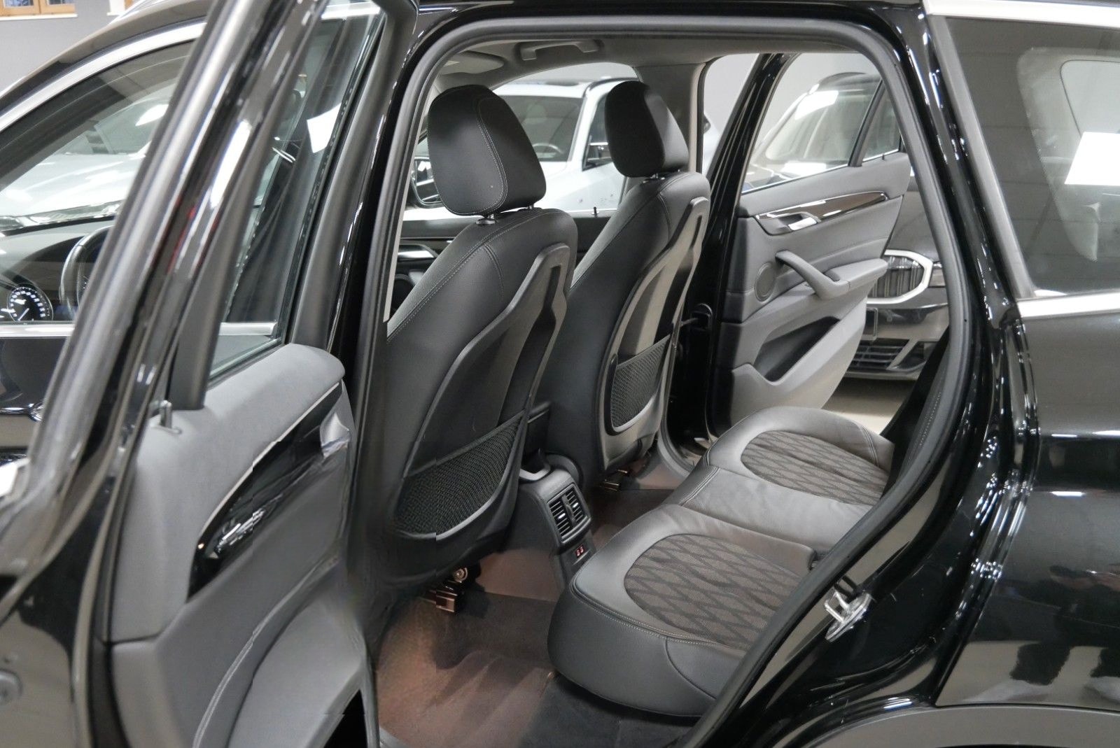 BMW X1 xDrive 20d xLine LED AHK RFK NAVI SHZ foto 10