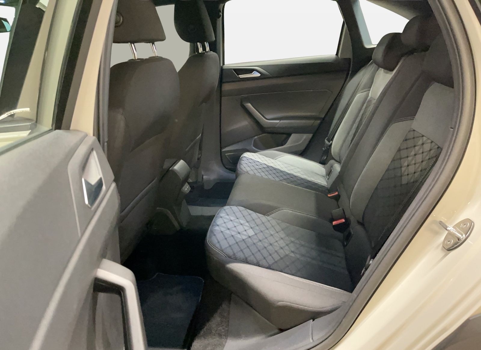 Volkswagen Taigo R-Line 1.0 TSI DSG AUT Fernlichtass. LED foto 9