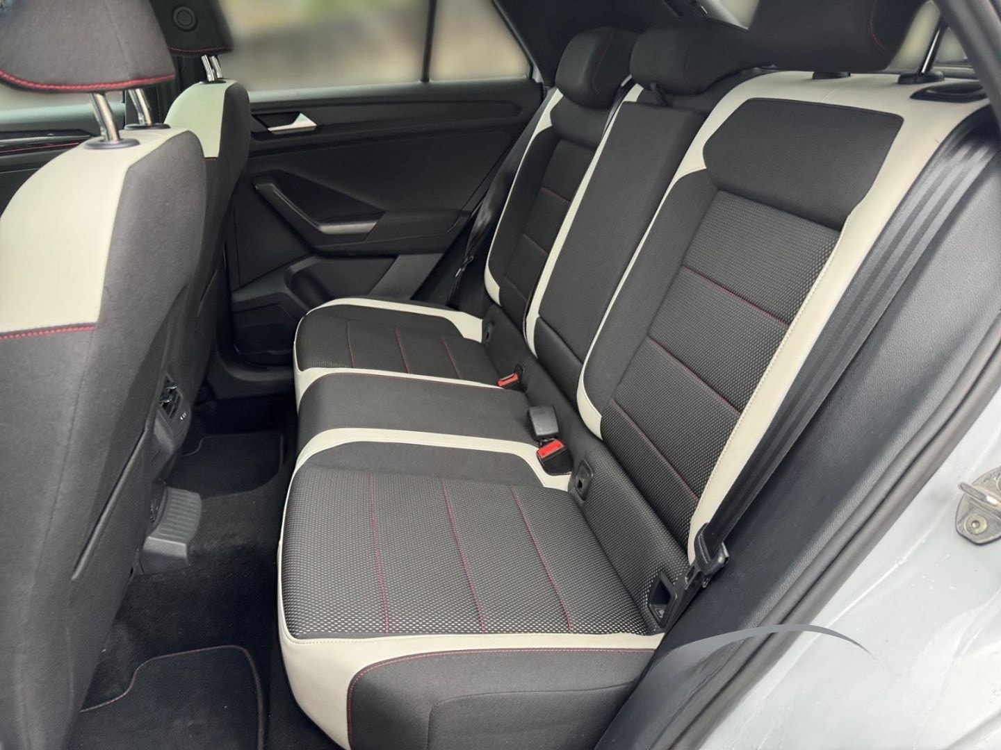 Volkswagen T-Roc 1.5 Sport El. Pano Navi 2-Zonen-Klima Fahr foto 11