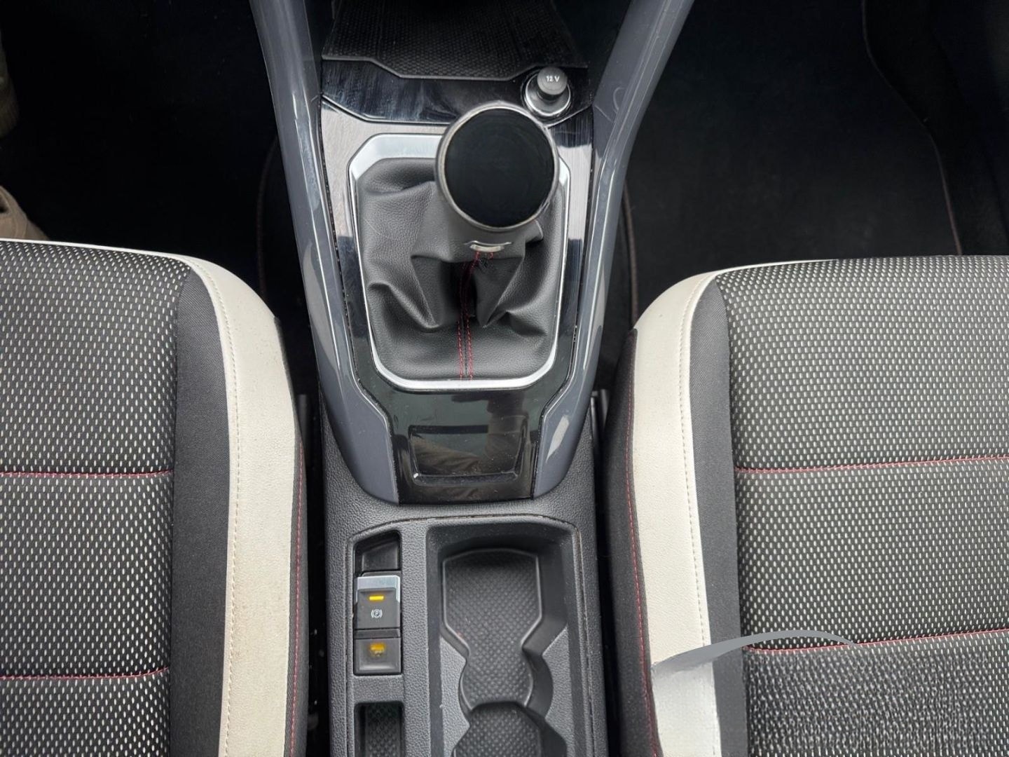 Volkswagen T-Roc 1.5 Sport El. Pano Navi 2-Zonen-Klima Fahr foto 18