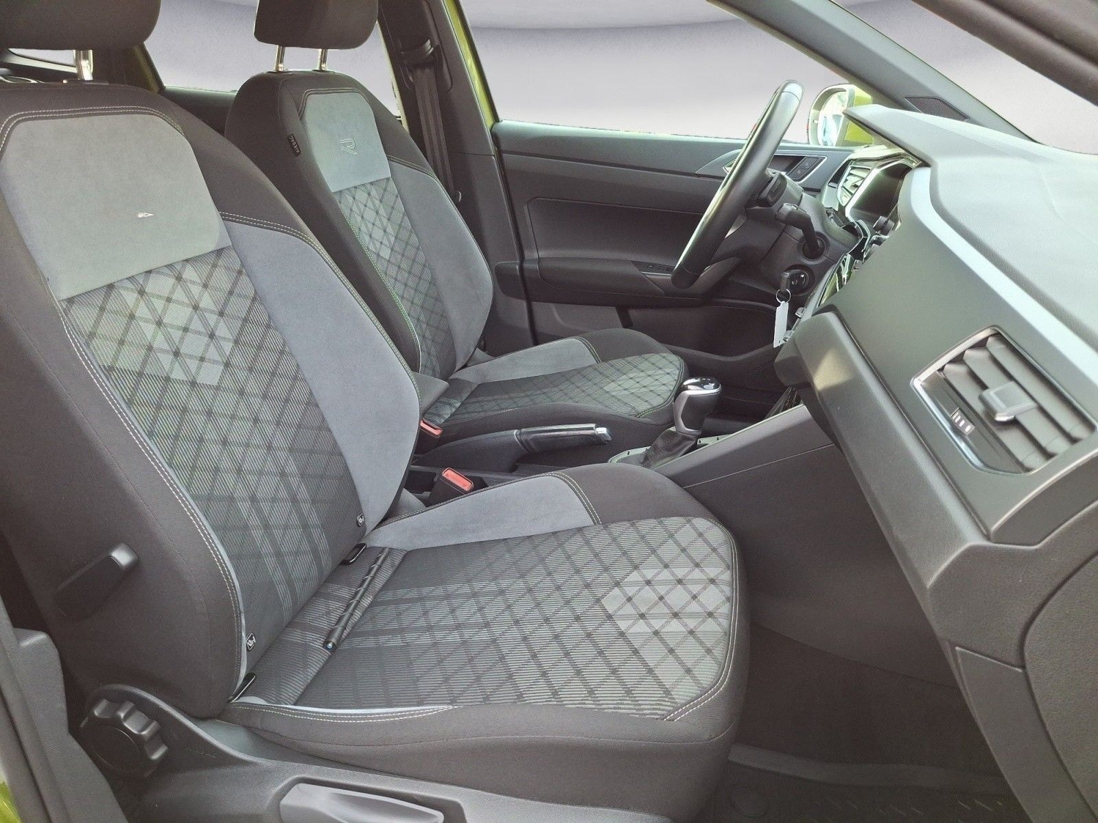 Volkswagen Taigo R-Line 1,5 TSI OPF DSG foto 9