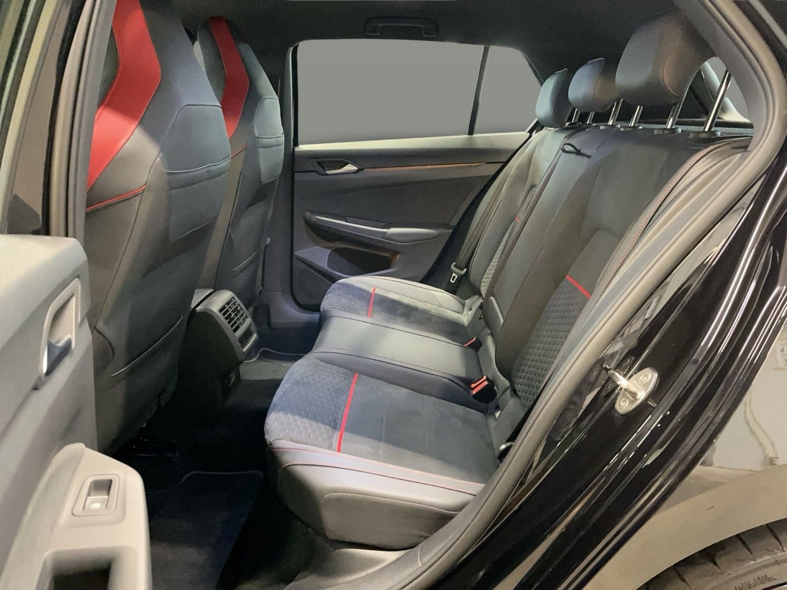 Volkswagen Golf VIII 2.0 TSI DSG GTI Clubsport ACC AUT Kam. foto 11