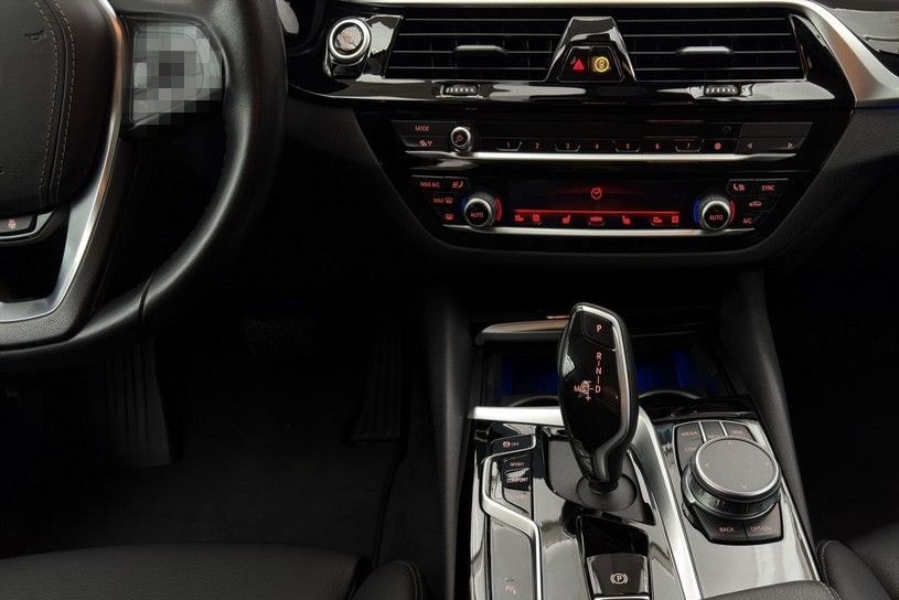 BMW 530d Lim. LED NAVI LEDER ACC KEYLESS KAMERA 17" foto 12