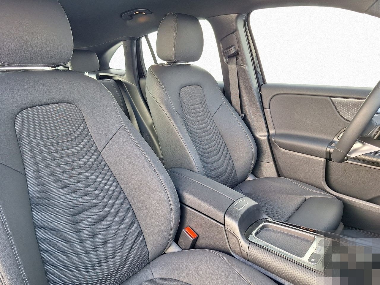 Mercedes-Benz GLA 200 d,AHK,NAVI,LED,Komfort,Shzg Klima foto 5