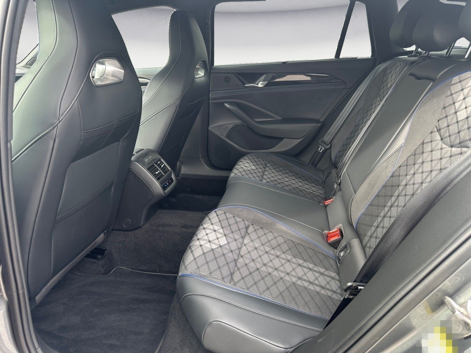 Volkswagen Passat Variant 2.0 TDI DSG R-Line BlackStyle AHK foto 9