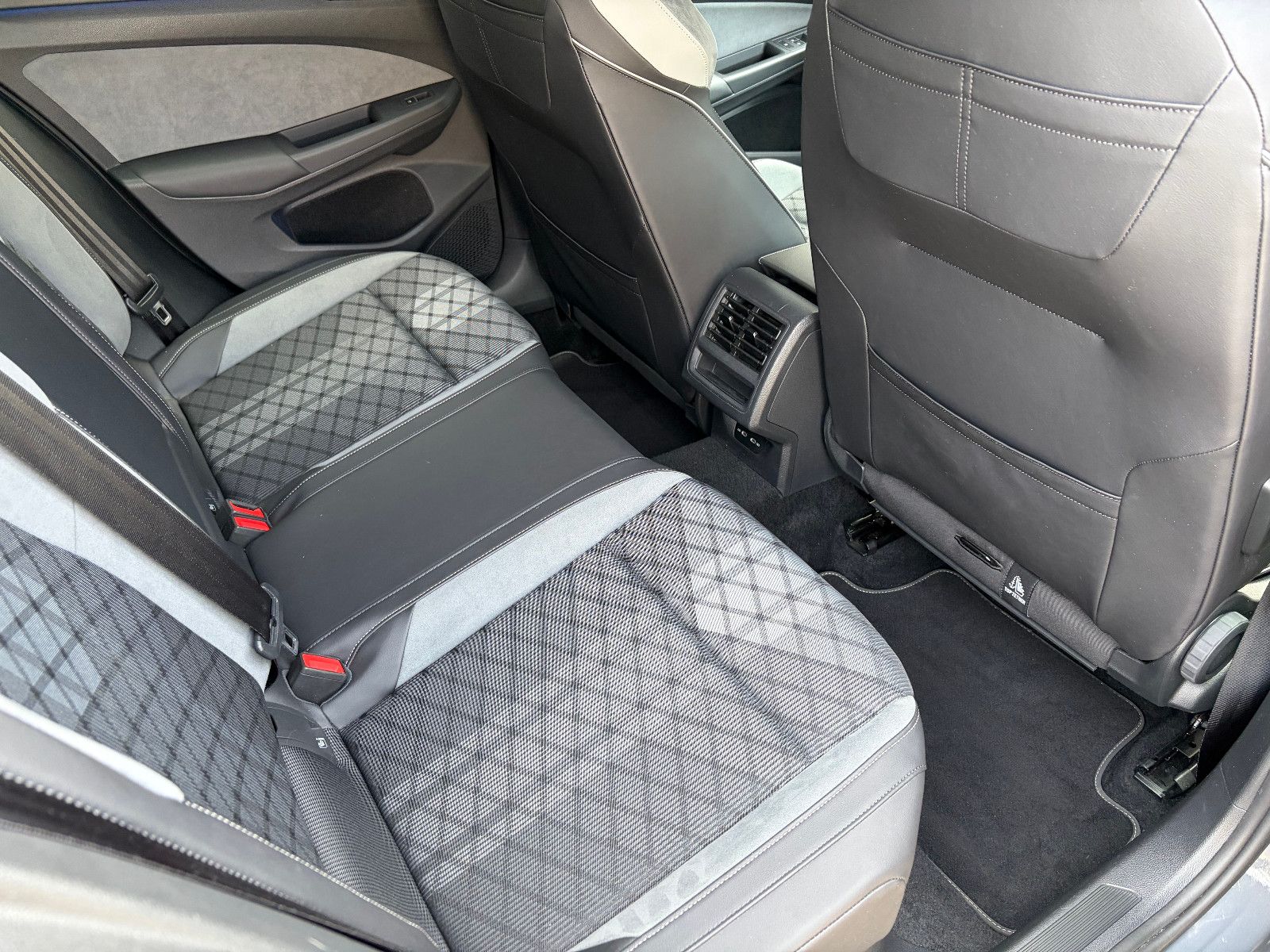 Volkswagen Golf VIII 2.0 TDI Lim. R-Line· 1. Hd· Kamera·ACC foto 25