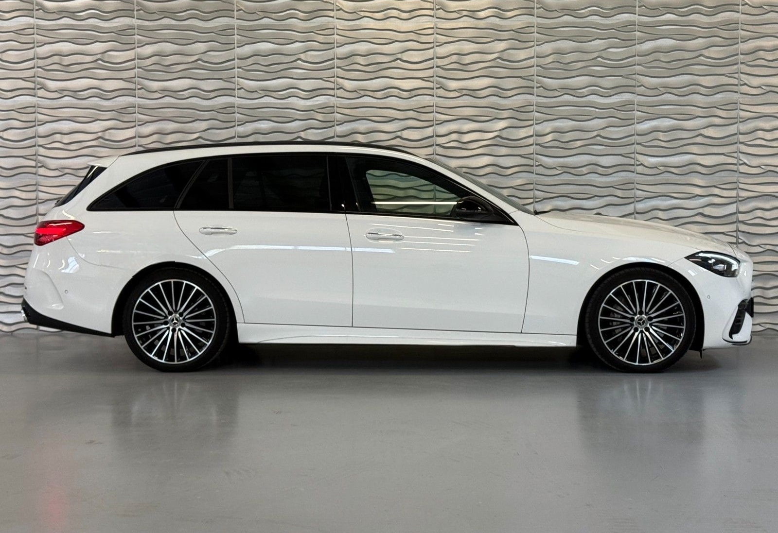 Mercedes-Benz C 220 d T AMG*NIGHT*LEDER*DIGITAL-LIGHT*BURMESTE foto 4