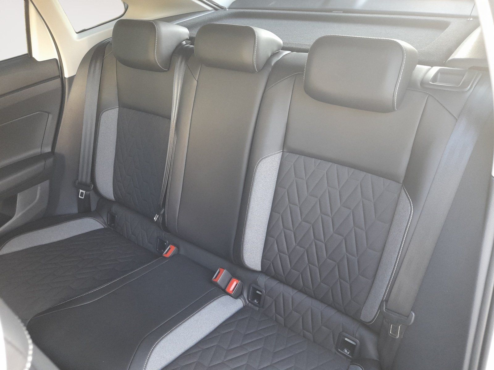 Volkswagen Taigo 1.0 TSI Goal Navi CarPlay SHZ PDC foto 8