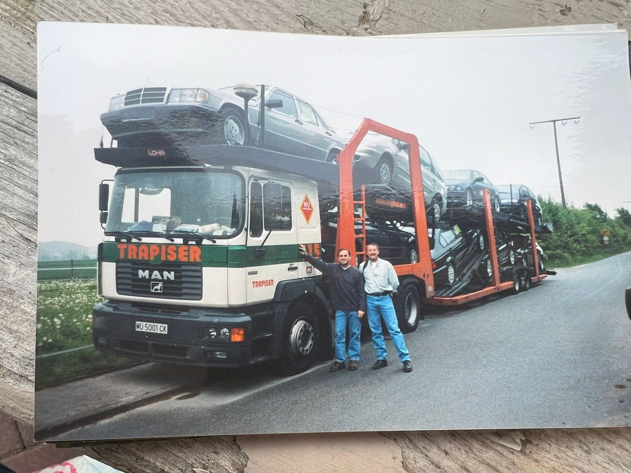 Camión portacoches de la casa en la ruta entre Alemania y España, años 2000